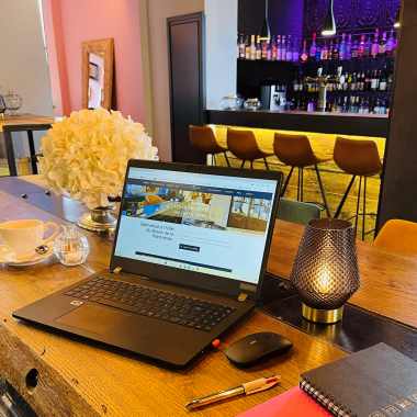 hmw_fcom_salongrdtablebureau02